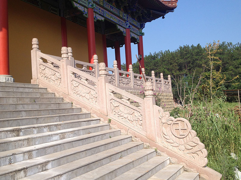 寺庙晚霞红楼梯石栏杆